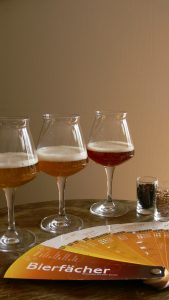 gefüllte Biergläser