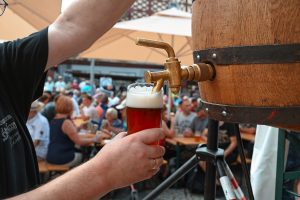 Es wird ein Bier vom Fass gezapft.