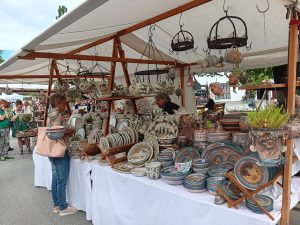 Marktstand mit Tonware