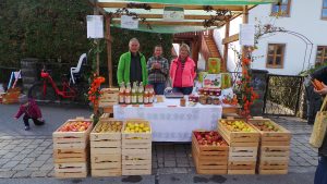 Marktstand mit Apfelpordukten