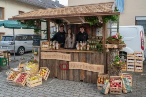 Marktstand mit Apfelprodukten