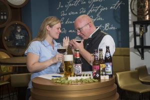 Mann probiert ein Bier