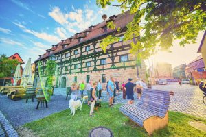 Menschen vor Gebäude