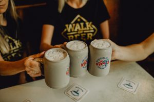 gefüllte Bierkrüge