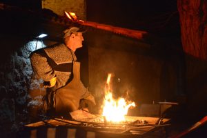 Schmied am offenen Feuer