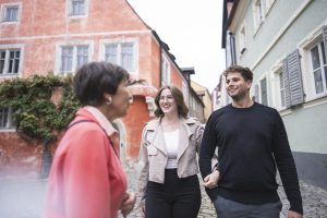 Menschen auf einer Stadtführung