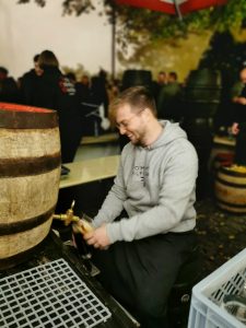 Mann zapft Bier.