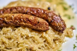 Bratwurst auf Sauerkraut