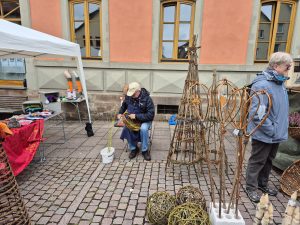 Mann beim Korbflechten