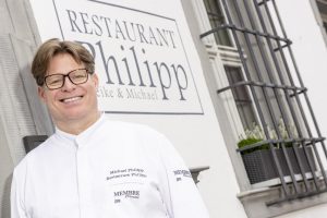 Koch vor einem Restaurant