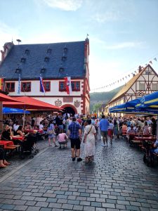 Marktplatz mit Ständen