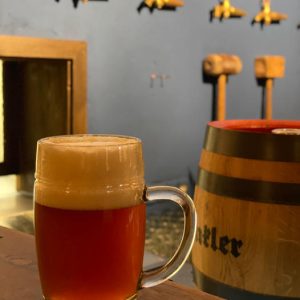 Holzfass und ein gefülltes Bierglas