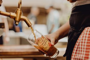 Ein Bier wird gezapft.
