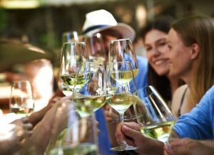 Menschen mit Weingläsern