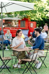 Zwei Menschen trinken Wein
