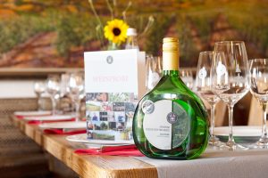 gedeckter Tisch und eine Flasche Wein