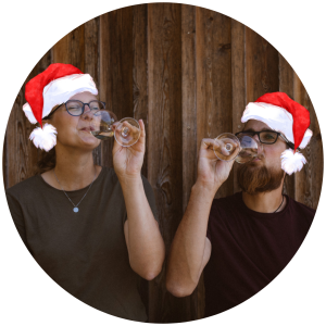 zwei Personen mit Weihnachtsmütze
