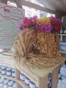 Marktstand mit Kornkranz